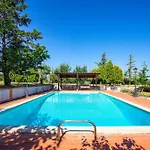 Guesthost - Timeless 19th-century With Private Pool Oasis